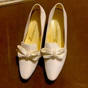 White pearl bow shoes